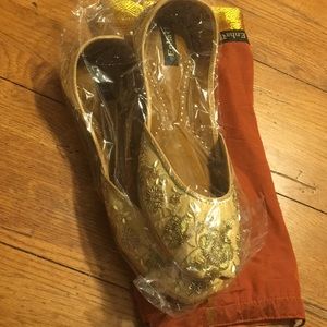 Enhatt Golden embroidered flats